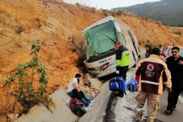 Siete muertos en volcadura de autobús en San Juan del Río