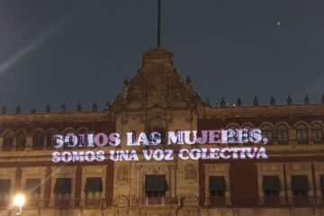 Colectivos feministas proyectan mensajes de protesta en Palacio Nacional