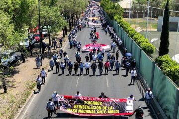 Caravana magisterial marcha al Zócalo para exigir hablar con AMLO