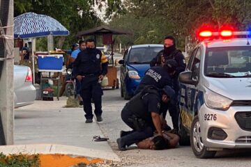 Policías matan a mujer detenida en Tulum