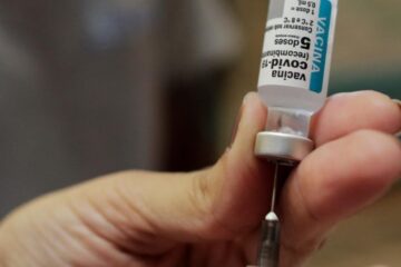 Libera Cofepris vacunas de AstraZeneca envasado en México