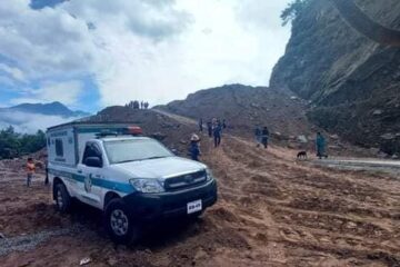 Derrumbe deja sepultados a vehículos en Guatemala.