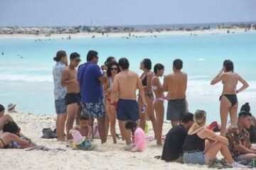 Se contagiaron jóvenes de puebla en viaje de graduación a Cancún.