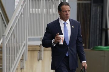 Renuncia el gobernador de Nueva York, Andrew Cuomo, denunciado por acoso sexual