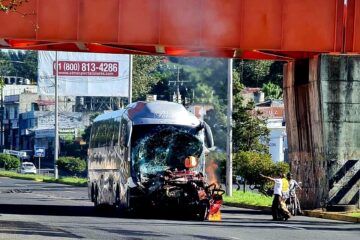 Autobús turístico embiste varios autos en Xalapa, reportan dos muertos