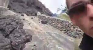 VIRAL: Reportero toca la lava de volcán en La Palma y se quema