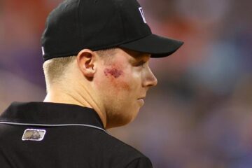 ¡Brutal! El pelotazo al rostro que recibió umpire en el partido Cardinals vs Mets