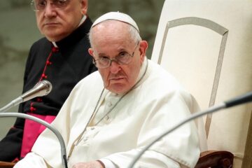 El Papa Francisco pide ayudar a países con menos vacunas «por dignidad, no como limosna»