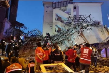 Personas son rescatadas con vida tras derrumbe de edificio en Turquía