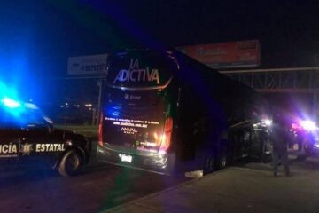 Balean autobús de la Adictiva; Pancho Barraza cancela presentación.