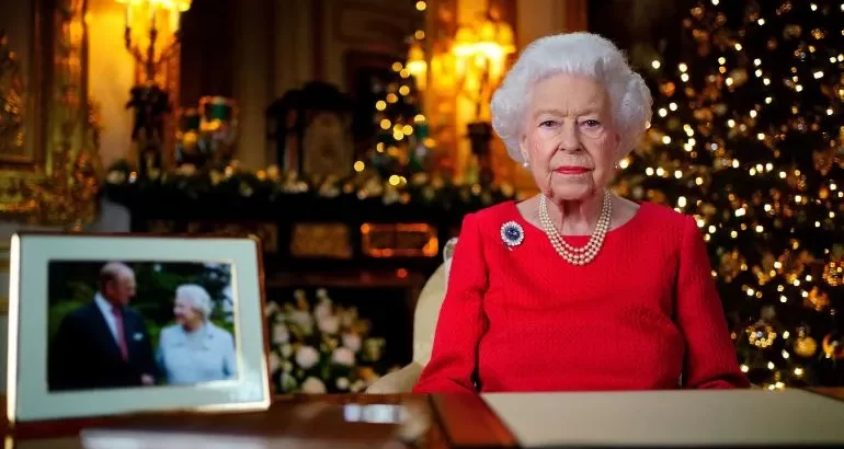 La reina Isabel II apareció con un vestido rojo, sentada junto a una fotografía de 2007 en la que ella y su marido se miran y se sonríen, tomada durante sus bodas de diamante (60 años de matrimonio). AFP