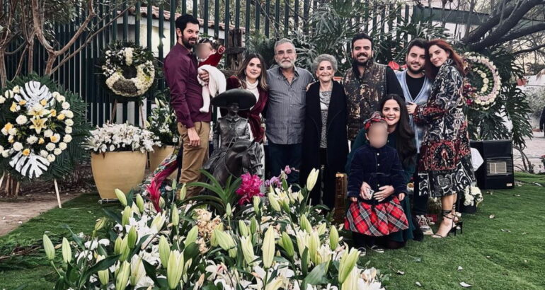 a familia de Vicente Fernández celebró su primera Navidad sin el 'Charro de Huentitán. Foto de Instagram/elram0ne