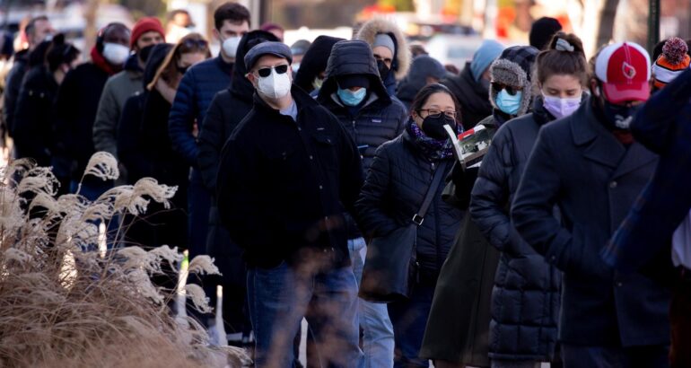 Fila para aplicación de prueba COVID-19 en Estados Unidos. Foto de EFE