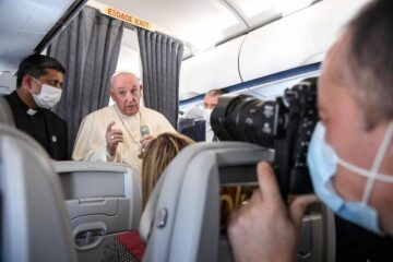 Papa Francisco pide a políticos ponerse en el lugar de migrantes