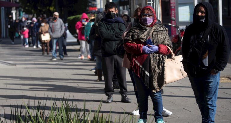 Personas hacen fila para realizarse pruebas para detectar COVID-19, en un módulo instalado en la Ciudad de México (México). Foto de EFE/Isaac Esquivel