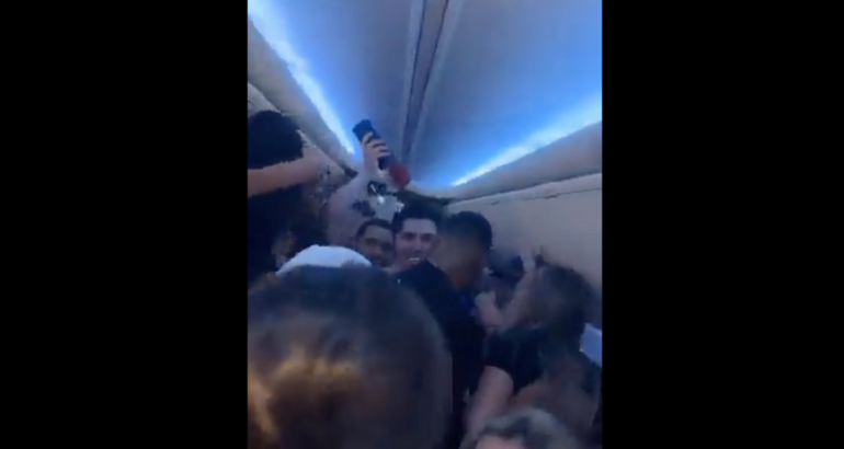 #Video Investigan vuelo canadiense de influencers a Cancún donde se organizó fiesta. Foto tomada de video