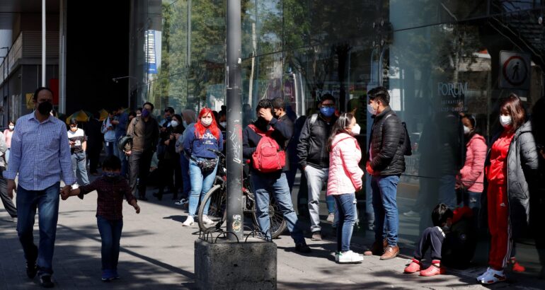 Largas filas para pruebas de COVID-19 en la Ciudad de México. Foto de EFE