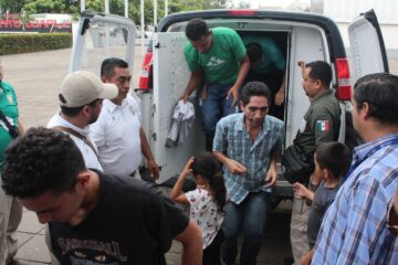 Rescatan a 388 migrantes en dos operativos en Veracruz