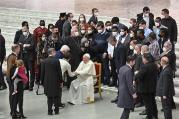 Papa Francisco sufre inflamación en ligamento de rodilla