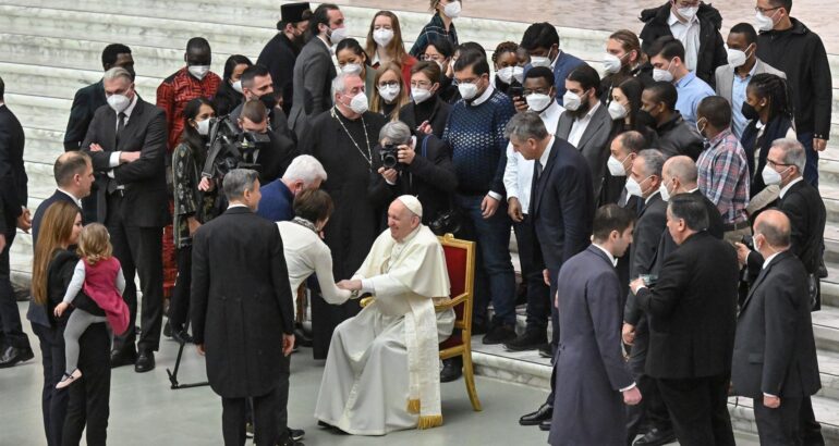 Papa Francisco rodeado de fieles en audiencia general. Foto de EFE