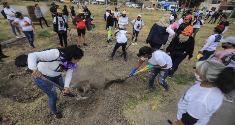 Familiares de desaparecidos localizan restos humanos en parque de Jalisco. Foto de EFE