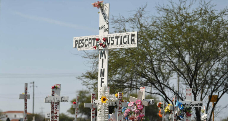 Cruces en memoria de víctimas de Pasta de Conchos. Foto de Archivo / El Siglo de Torreón