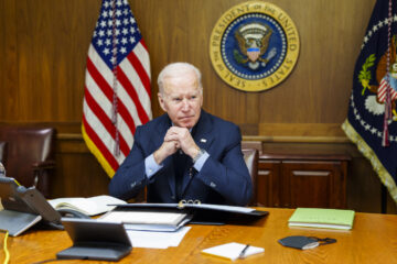 Biden avisa a Putin que si invade Ucrania se enfrentará a “costos severos”