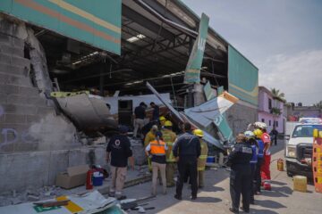 Tres muertos por desplome de avión en supermercado de Morelos