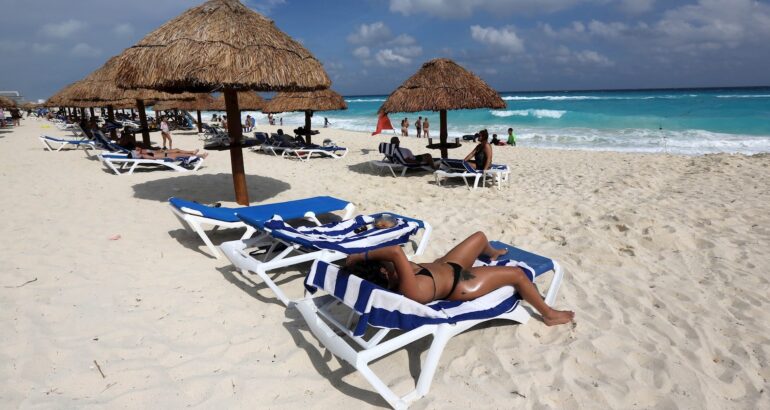 Turistas disfrutan de la playa en Cancún. Foto de EFE/ Alonso Cupul/ Archivo.