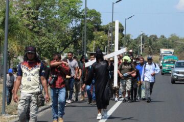 Migrantes realizan “viacrucis” en Tapachula previo a caravana