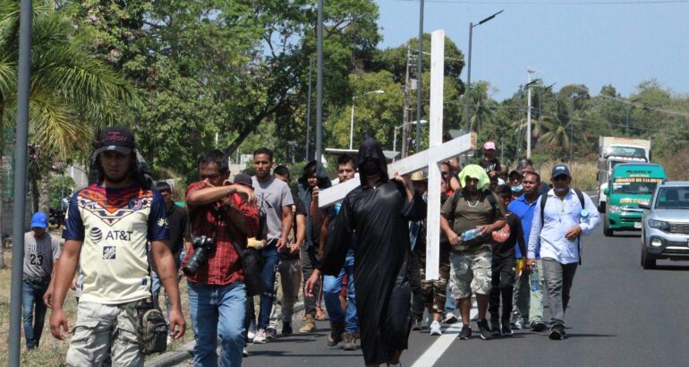 Viacrucis de migrantes en Tapachula. Foto de EFE