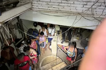 Localizan a 70 migrantes escondidos en cuarto de máquinas de un hotel en Oaxaca