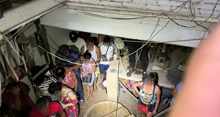 Localizan a 70 migrantes escondidos en cuarto de máquinas de un hotel en Oaxaca. Foto de EFE