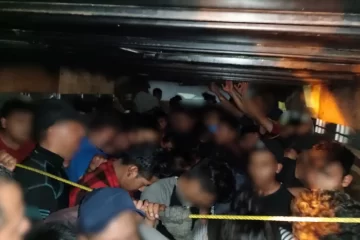 Hallan en Oaxaca a 72 migrantes hacinados dentro de vehículo de carga