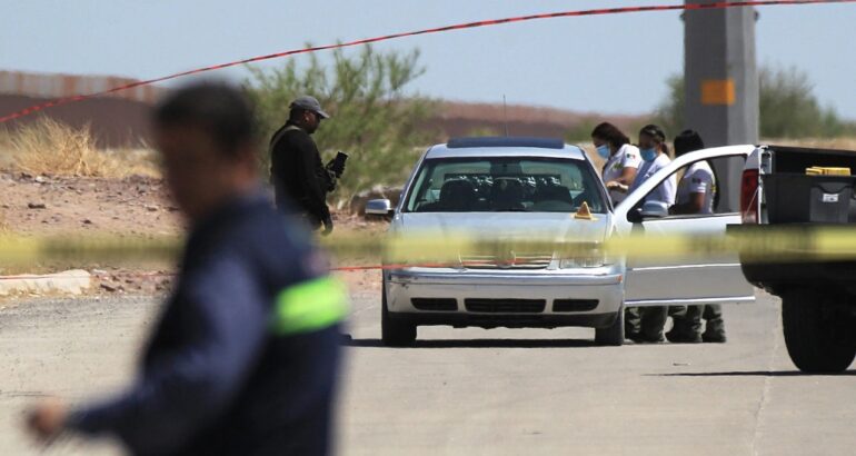 Peritos forenses laboran en la zona donde fue ejecutado un hombre en la linea divisoria, en Ciudad Juárez, Chihuahua. Foto de EFE/ Luis Torres / Archivo.