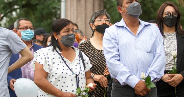 La señora Dolores Bazaldúa y Mario Escobar (centro) papas de Debanhi asisten al homenaje a su hija hoy en las instalaciones de la Facultad de Derecho de la Universidad Autónoma de Nuevo León (UANL) en Monterrey. Foto de EFE