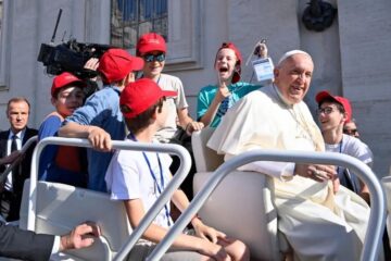 Niños se suben al ‘Papamóvil’ y dan recorrido junto al papa Francisco