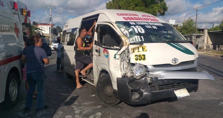 Choque a camioneta de transporte público en Cancún. Foto de @oscarvfm