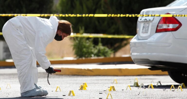Fotografía de archivo de peritos forenses en la escena de un crimen la ciudad de Zapotlanejo, estado de Jalisco (México). Foto de EFE/Francisco Guasco