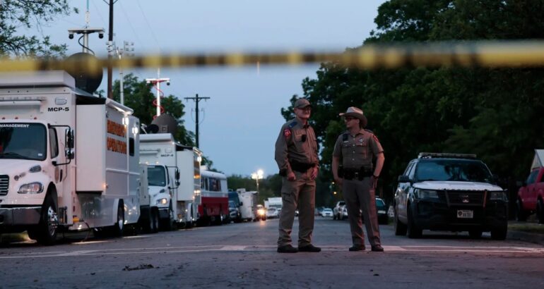 Primaria de Uvalde, Texas, acordonada tras tiroteo. Foto de EFE