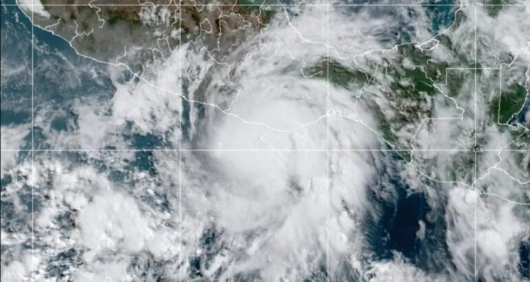 Huracán Agatha cerca de Oaxaca. Foto de NOAA