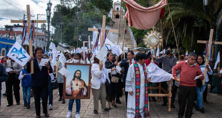 Habitantes marchan en contra de la violencia en el municipio de San Cristobal de las Casas, Chiapas. Foto de EFE
