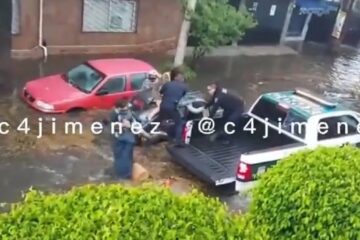 #Video Policías rescatan en Xochimilco a adultos y niños atrapados en inundación