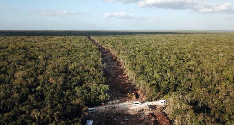 Fotografía aérea tomada con un dron que muestra el impacto de las obras de construcción del tramo 5 del Tren Maya en Playa del Carmen, estado de Quintana Roo (México). Imagen de archivo. EFE/Lourdes Cruz