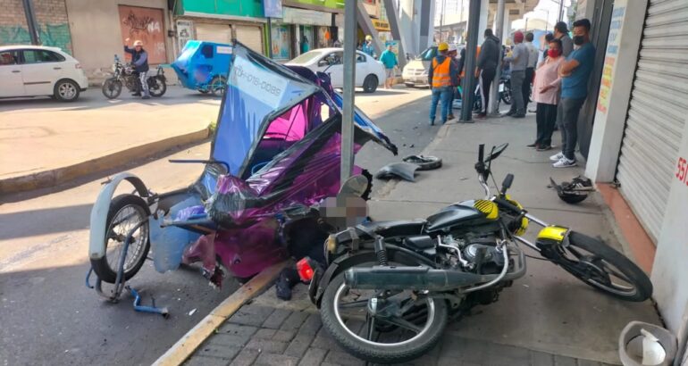 Mototaxista muerto en Tláhuac tras impacto de camioneta. Foto de @GaboOrtega73
