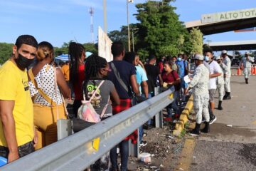 Caravana de 4 mil migrantes se instala fuera de aduana en Huixtla, Chiapas