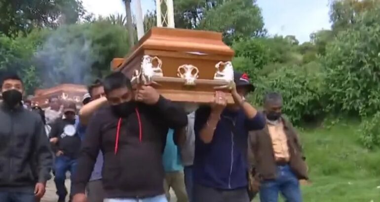 Cortejo fúnebre de víctimas de choque de tráiler en la Naucalpan-Toluca. Captura de pantalla / Foro Tv