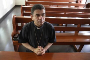 Reaparece en misa obispo nicaragüense retenido por orden de Daniel Ortega