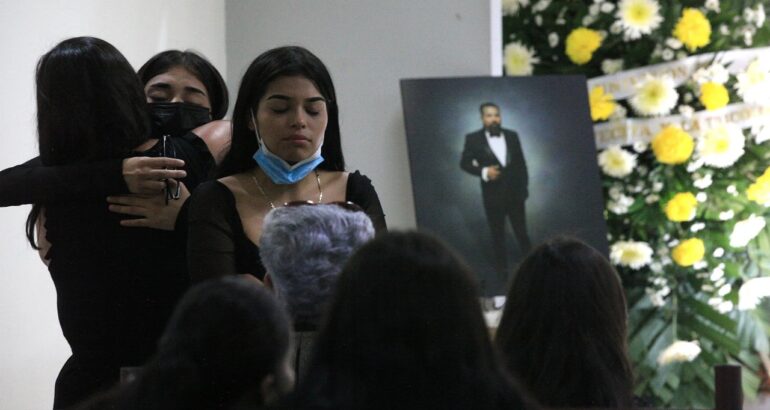 MEX1359. CIUDAD JUÁREZ (MÉXICO), 14/08/2022.- Familiares y amigos acuden hoy al funeral del locutor de radio Alan González, asesinado la tarde del jueves en Ciudad Juárez, estado de Chihuahua (México). El funeral de Alan González, locutor de una estación de radio de la mexicana Ciudad Juárez, quien fue asesinado el pasado jueves junto con tres de sus compañeros, se llevó a cabo este domingo en medio de la petición de justicia por parte de familiares, amigos y radioescuchas. EFE/Luis Torres