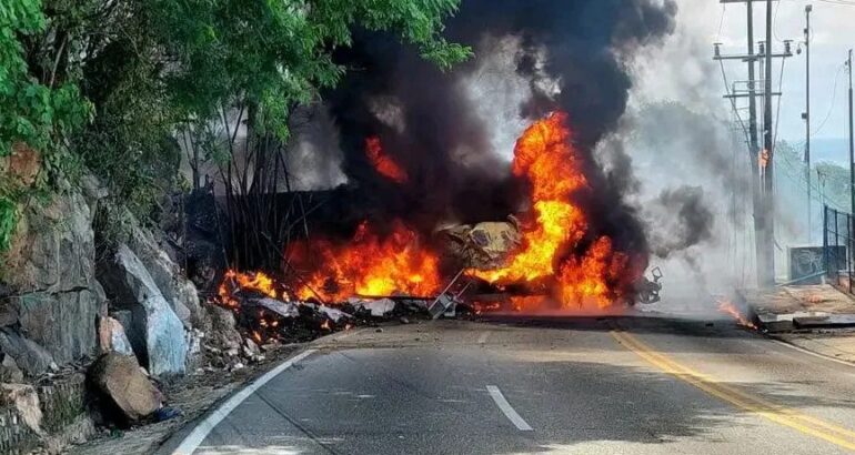 Explosión de pipa en Avenida Escénica de Acapulco. Foto de LDD